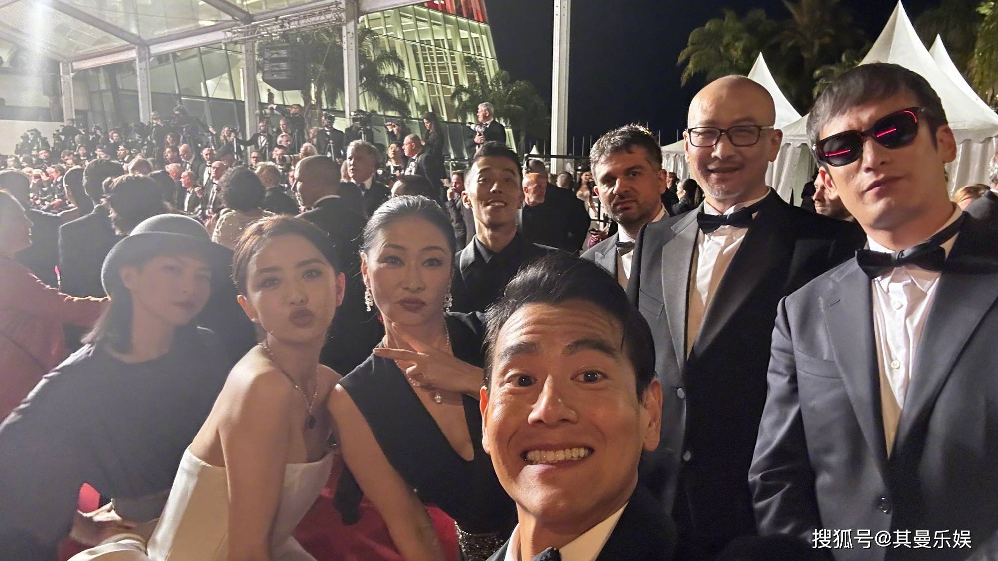 彭于晏戛纳众星合影曝光,扮鬼脸萌态尽显,大男孩气质引热议!