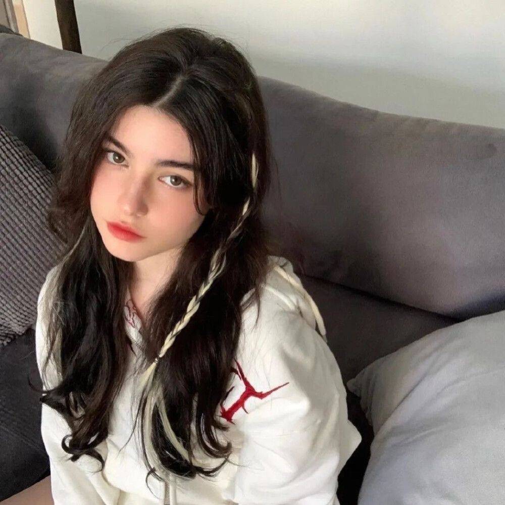 美颜美娜:一次又一次地,让人们再次感叹化妆艺术的神奇魅力.