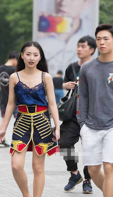 穿紧身小背心去逛街的小姐姐们,时尚又前卫绝对能"撩汉"