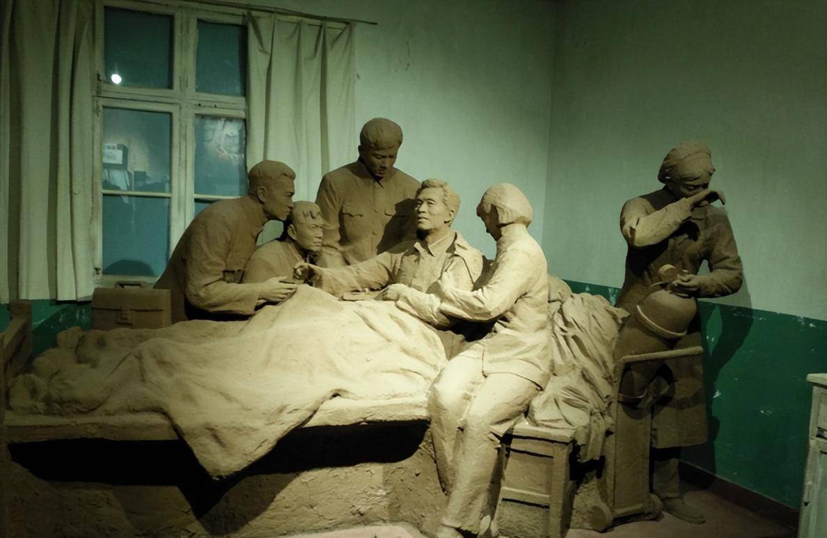 焦裕禄去世两年后迁坟兰考,十万群众车站哭迎,下葬时妻撞向棺木