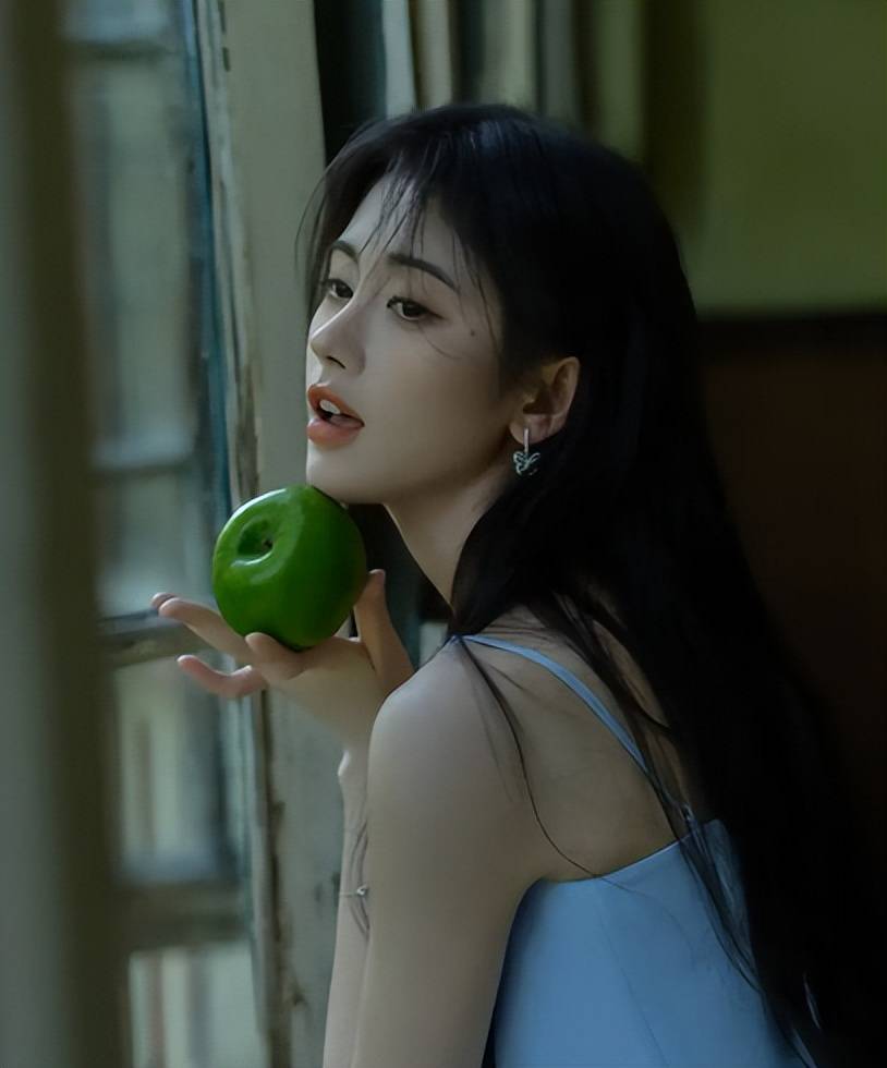 摇椅上肆意自在, 鞠婧祎蓝色短裙出镜,少女感十足!_夏日_中国_单飞