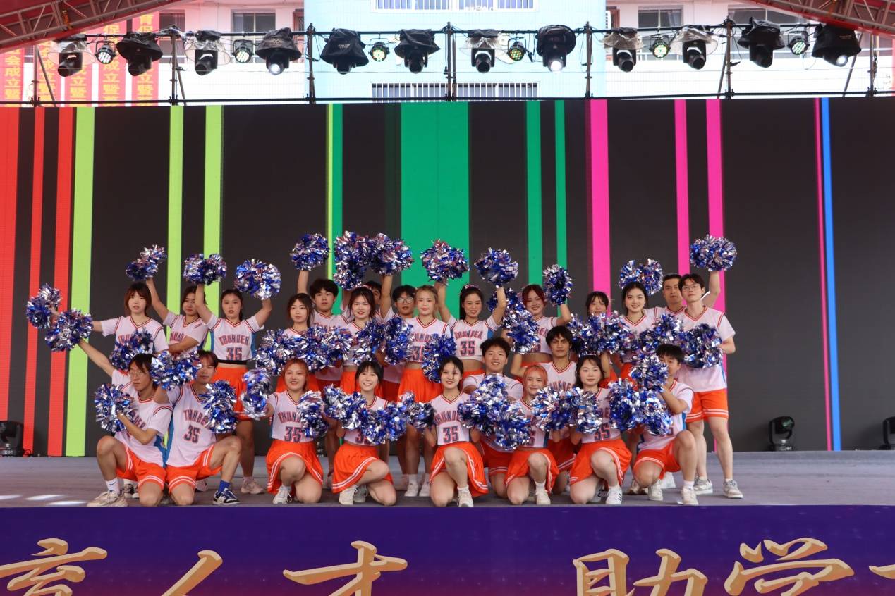 新邵一中及陈家坊镇各中小学孩子们的热情表演,激起乡贤们的深深情谊.