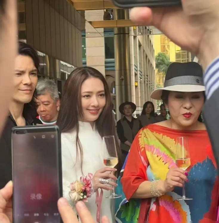 向太幸福写在脸上,小奶黄被爸爸抱着乖巧可爱_家庭_郭碧婷_智慧