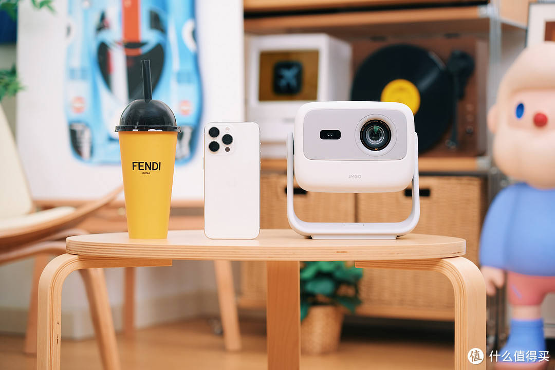 拿iphone 15 pro max和奶茶对比一下,坚果n1s 4k并没有大多少.