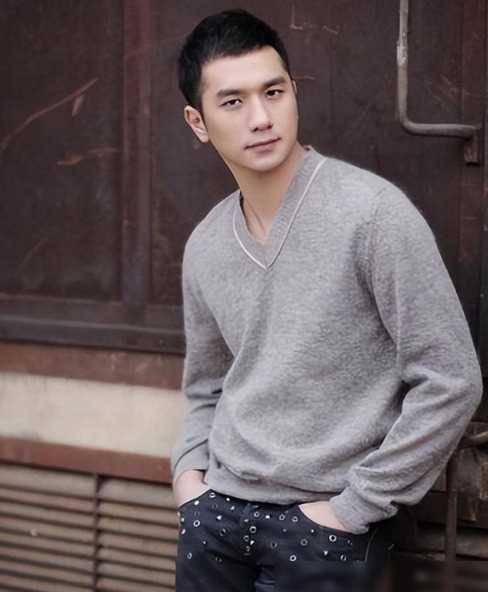 与徐静蕾同居5年分手,后转身娶小14岁网恋妻子,结婚13年零_黄觉_生活