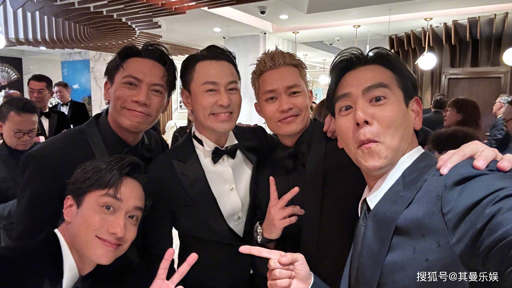 彭于晏戛纳众星合影曝光,扮鬼脸萌态尽显,大男孩气质引热议!