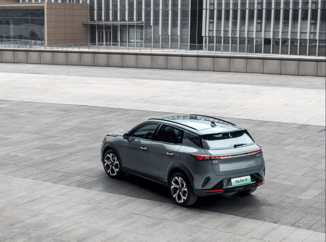 颜值爆棚!领克06em-p全新车色——极地灰上线