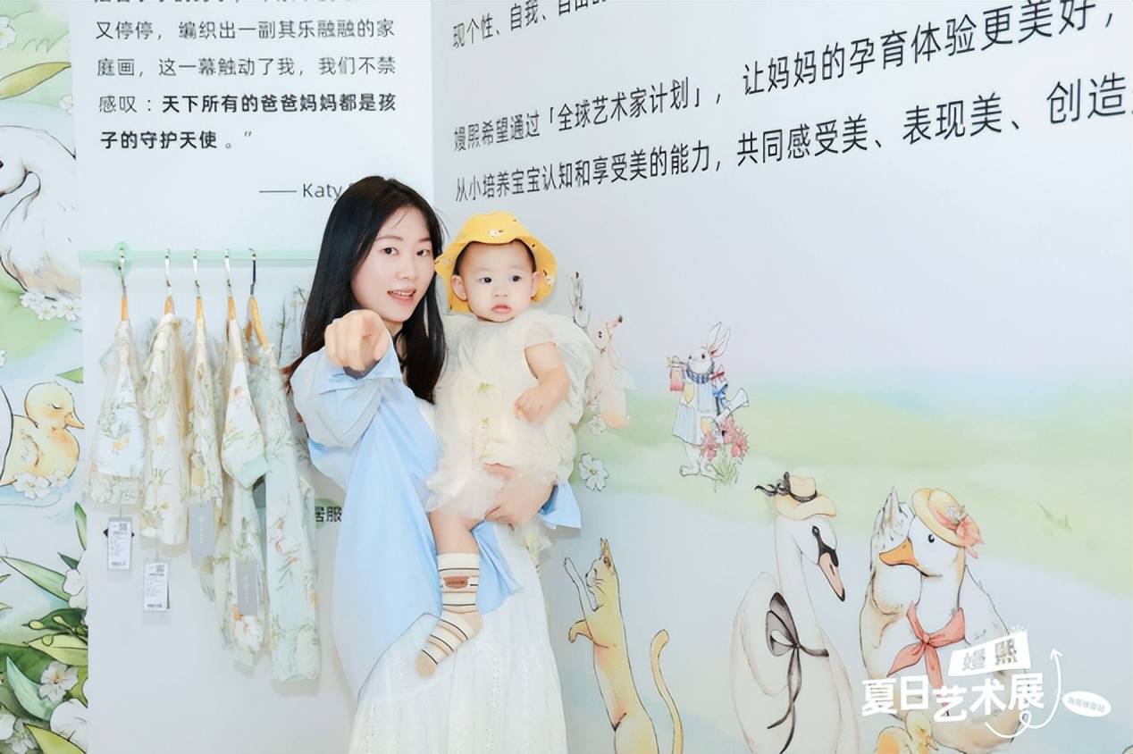 (图:嫚熙夏日艺术展海南站,吸引亲子家庭到场打卡)近年来,嫚熙一直在