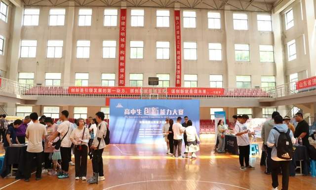 10余所"双一流"高校组团到山东省济北中学开展招生宣传活动