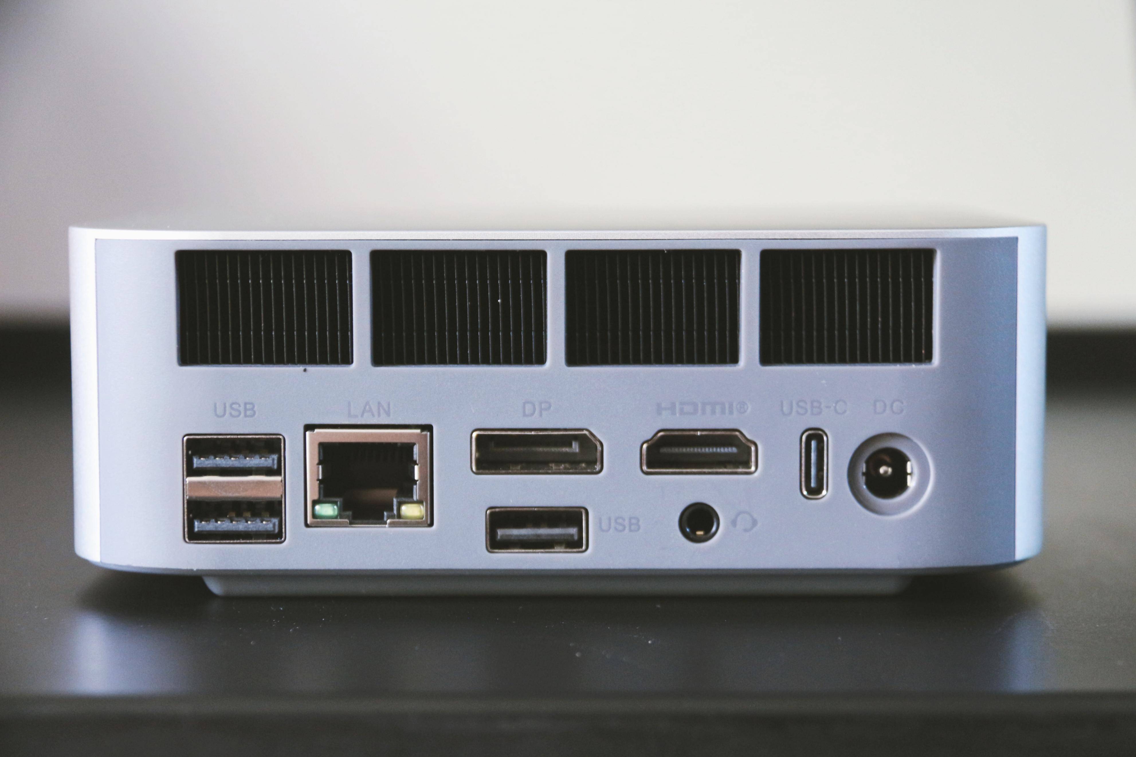 正面接口:电源开关,clr coms,3.5mm耳机孔,usb-c ,usb3.