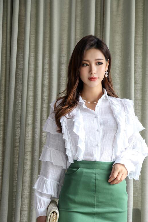 白色长袖搭配绿色小短裙,简洁中充满着高贵,无形中彰显女神风范