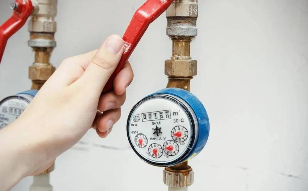 一旦发现燃气泄漏,首先要保持冷静,切勿触动任何电器开关或使用明火