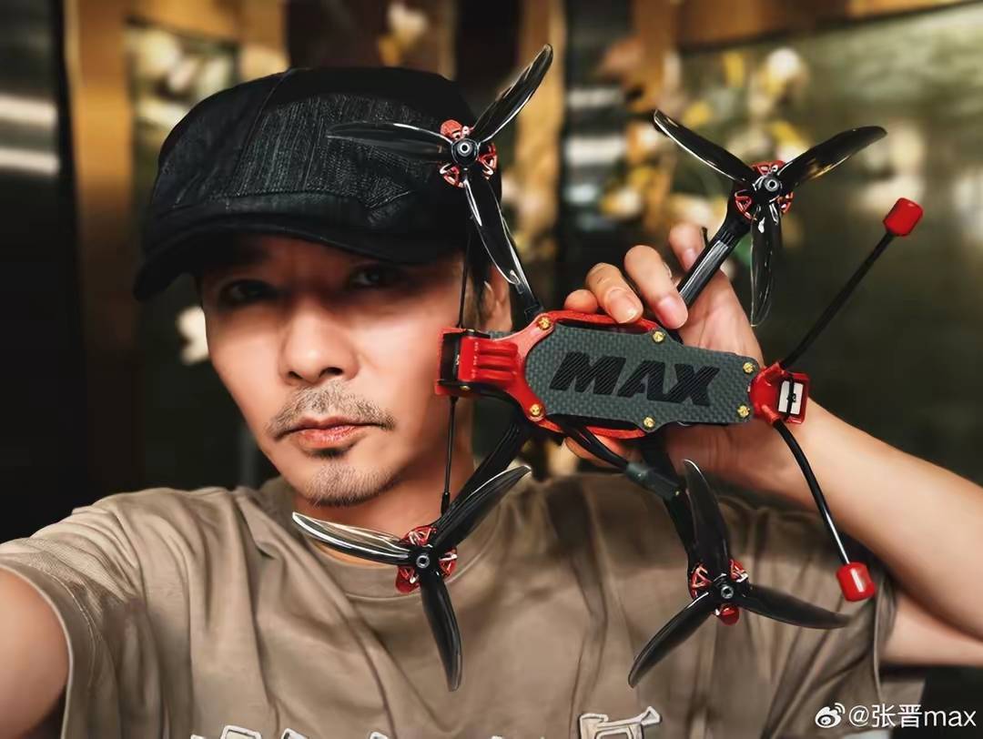 虽然个头不大,但设计十分帅气有型,难怪张晋爱不释手