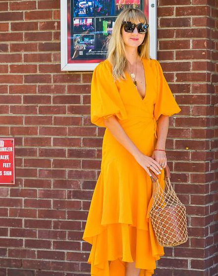 lisaaiken除了泡泡袖之外,褶皱,荷叶边,胸衣这些在维多利亚时期常见的