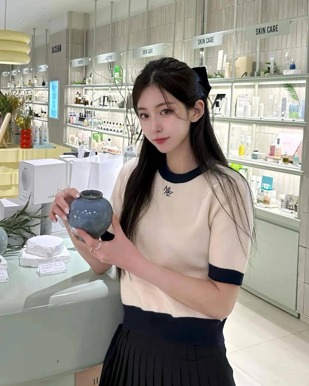 这个韩国网红拥有一张纯天然且完美的娃娃脸蛋,五官长相精致好看