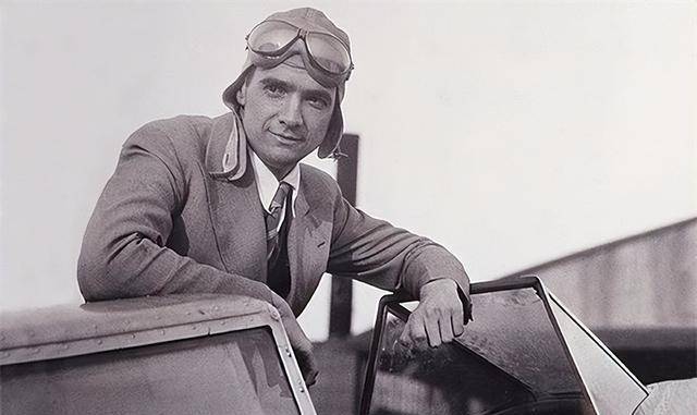 霍华德·休斯对电影有一种痴迷的热爱,他觉得只要能让他拍电影,花多少