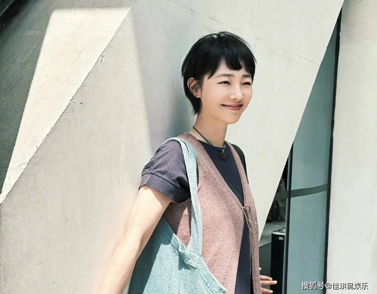 白百何晒下班照,短发绿包,红袜凉鞋,网友:穿搭天花板,美的像18