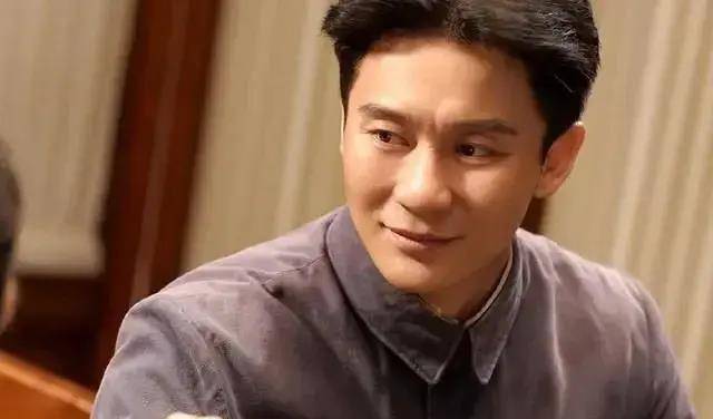 42岁李晨上海带娃好低调,简单婴儿车显朴素,女儿像爸爸,可爱!