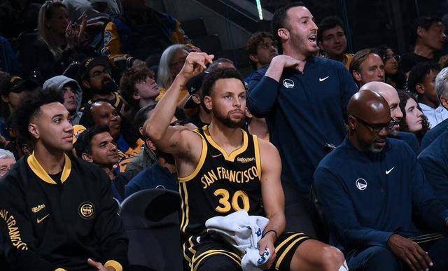 本赛季库里一共投进了357记三分球,高居联盟第一.