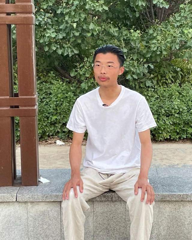 菏泽南站直播被叫停,郭有才爆火后,周围奇装异服,居民举报不断