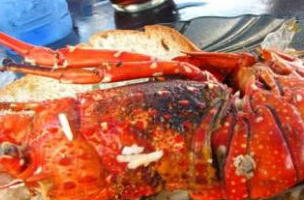   引起 中国游客去非洲旅游，500元买了四只大龙虾，以为走的时候被拦下来了。 
