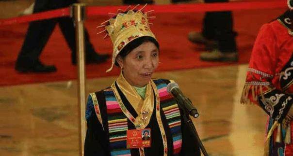 为了让这里的人生活更方便,政府专门为他们修建了公路,长度接近五十