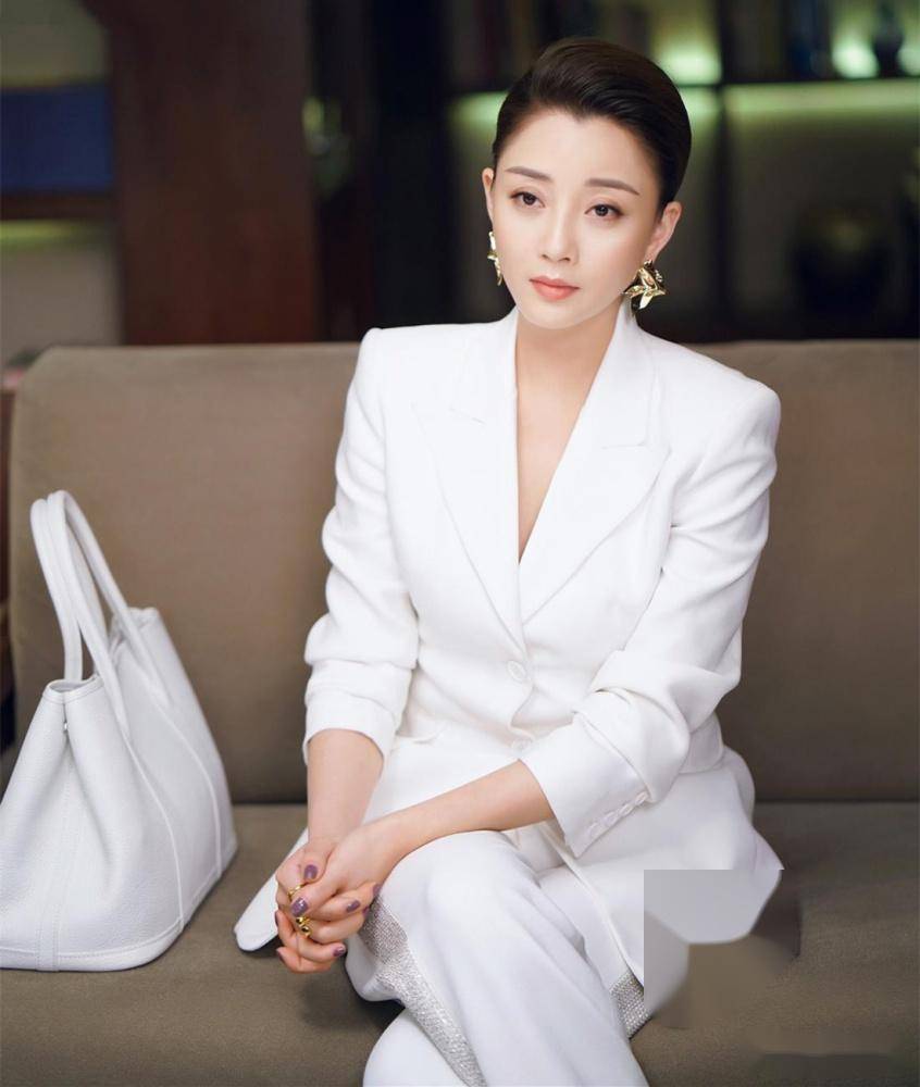 殷桃出生在一个军人文艺家庭,从小就接受艺术的熏陶,父母亲对她的艺术