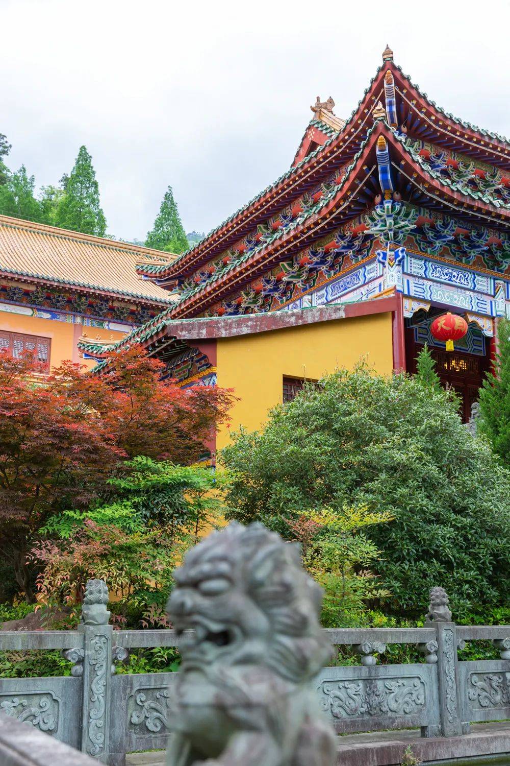 编辑编辑天目山脚下还有一座历史悠久的寺庙——禅源寺.