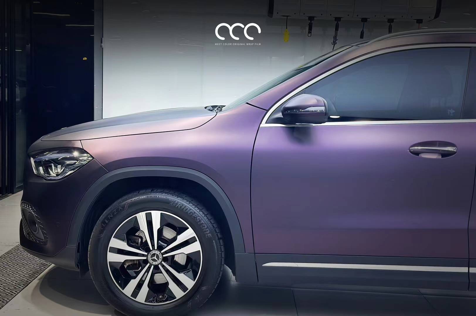 奔驰gla漫彩超亚金属黑紫改色膜,天生自带神秘感