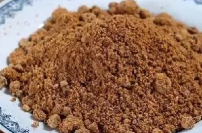 红糖放入温水中充分搅拌化开,成无颗粒的红糖水.