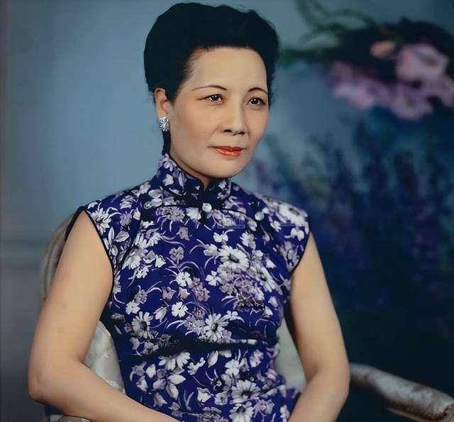 2003年,宋美龄行将就木,参观了自己的墓园,忽而心生悔恨,悲伤说出一番