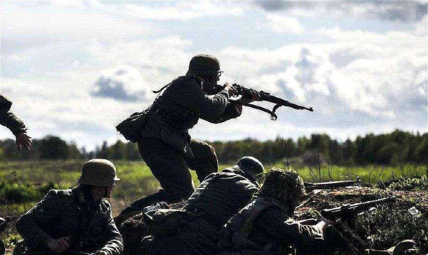 他是德军将领,曾一仗击溃英军12万人,丘吉尔称赞他是伟大的将军