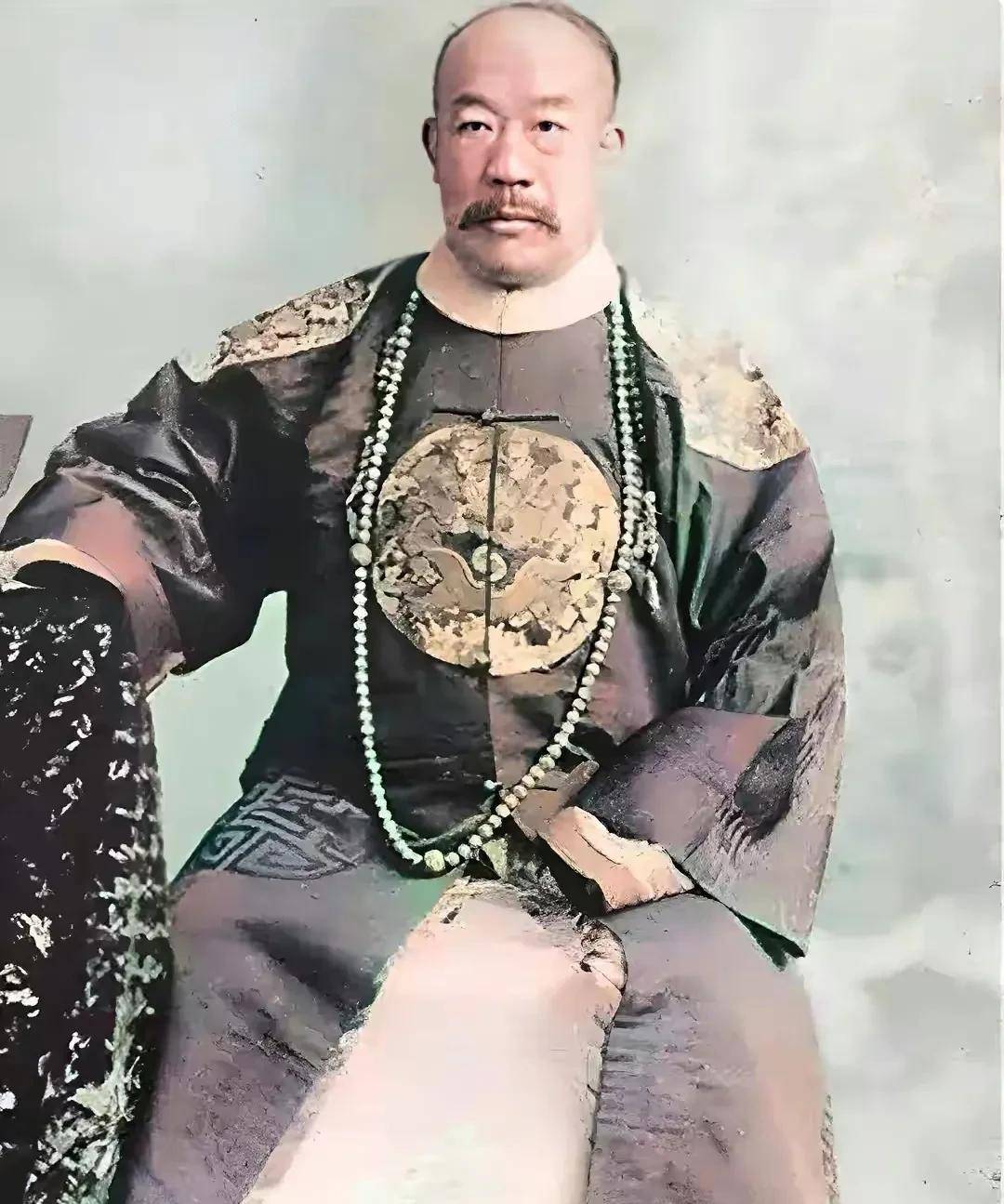 在老北京的一首民谣里这样相传,"恭王府的房子,豫王府的墙,肃王府的