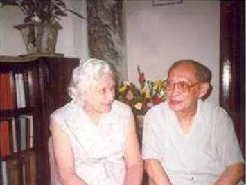 裘法祖与夫人谦逊,低调是裘法祖一生的写照.