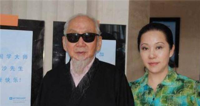 而文怀沙自然也没有落下这个特点,要不然的话他那"国学大师"的身份怕