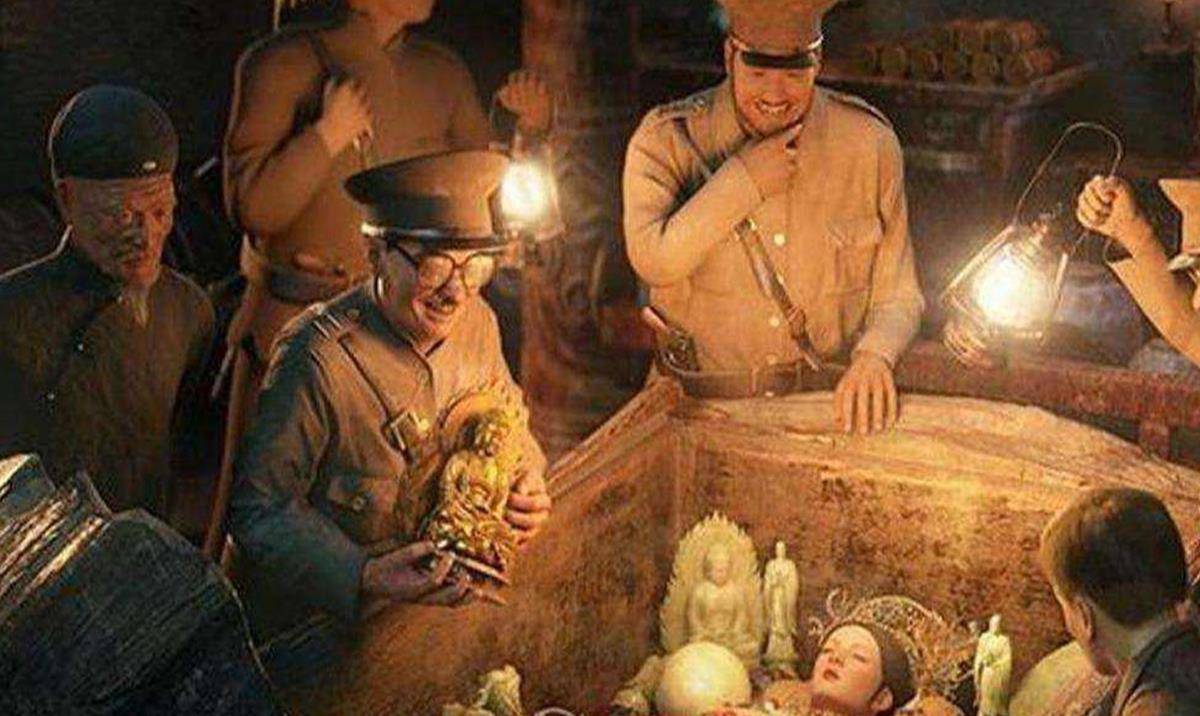 孙殿英手下闯入地宫后,满脑子只有金银珠宝,一点都没有把乾隆皇帝的黄