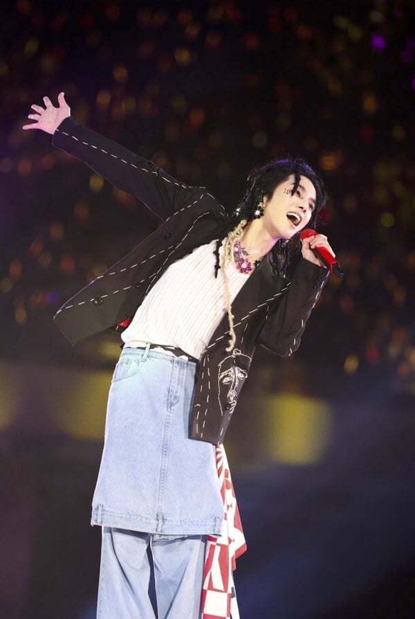 首届歌王吸毒遭逮,李玟遗憾离世,华晨宇成为顶流