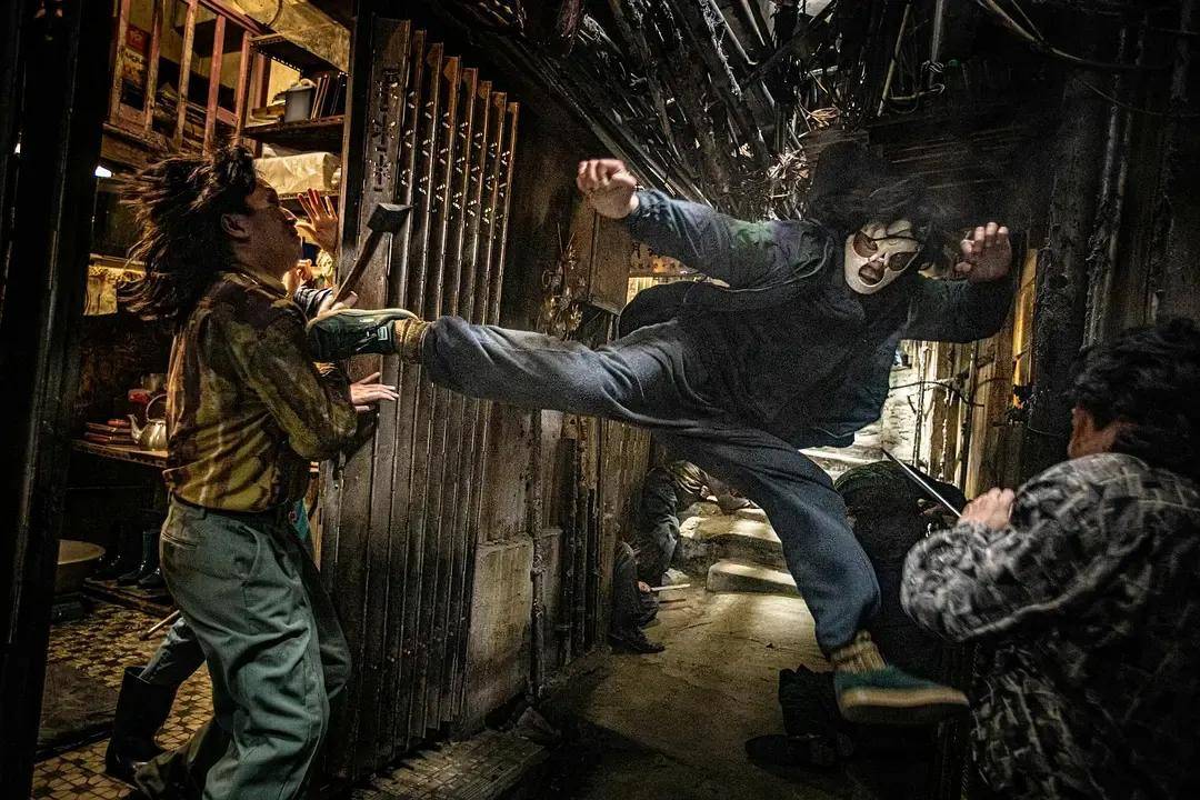 《莫斯科行动》不仅同样融合赤手空拳,刀枪棍棒和热武器对战,还将空间