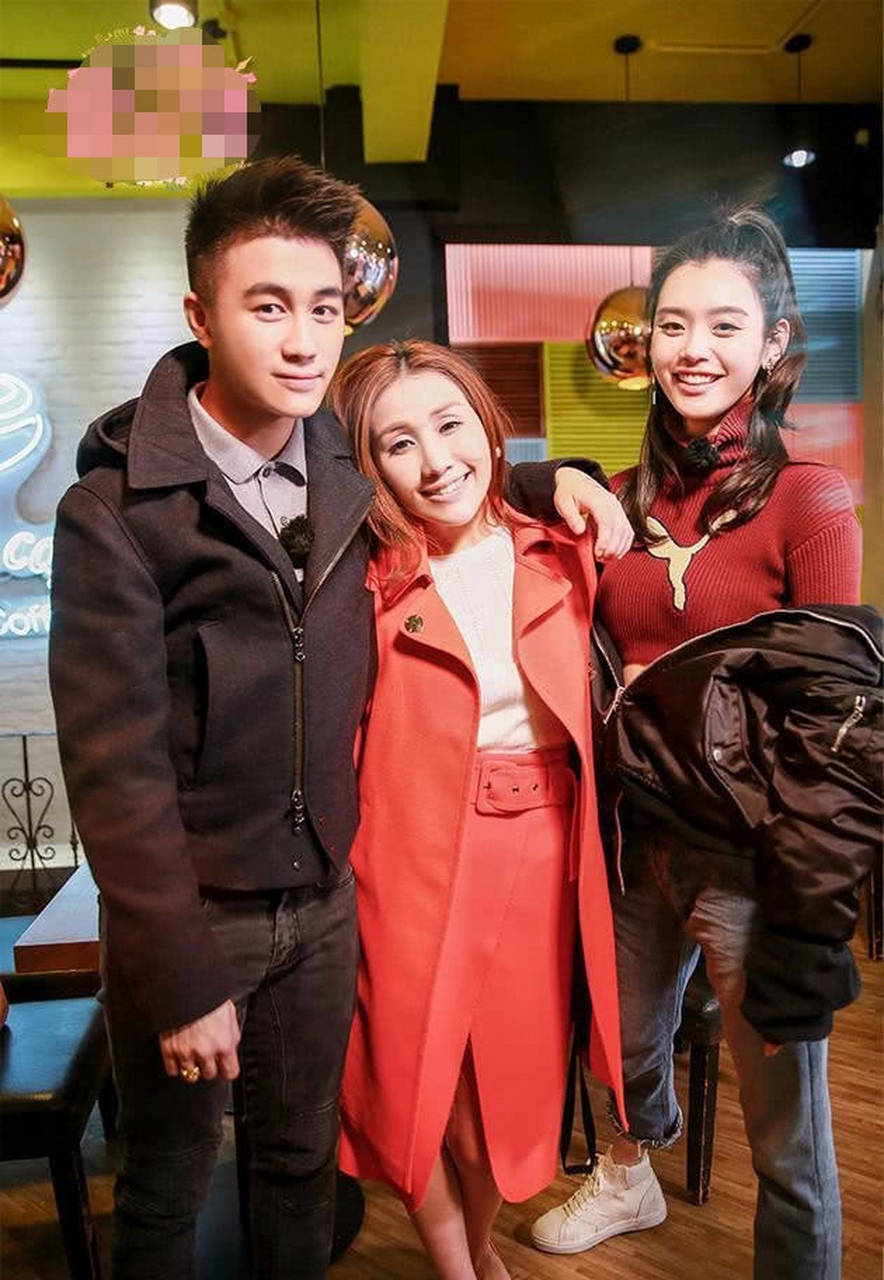 奚梦瑶接4岁儿子放学,抱娃和老师交谈,低调真诚不摆阔太架子