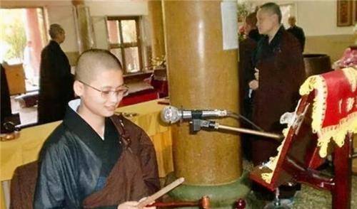 从佛学院毕业后,妙乐法师成为一所寺庙的主持,除了她以外她的二姐姐也