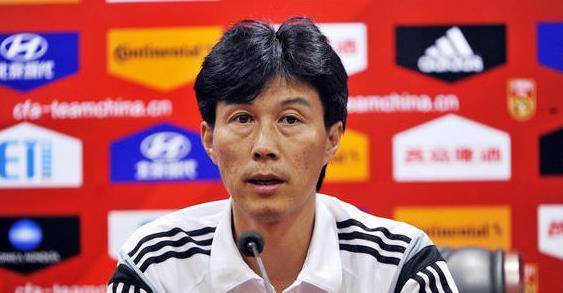 不过他有一个孙子,90年代的时候,在中国足球界是个大名人叫区楚良,曾