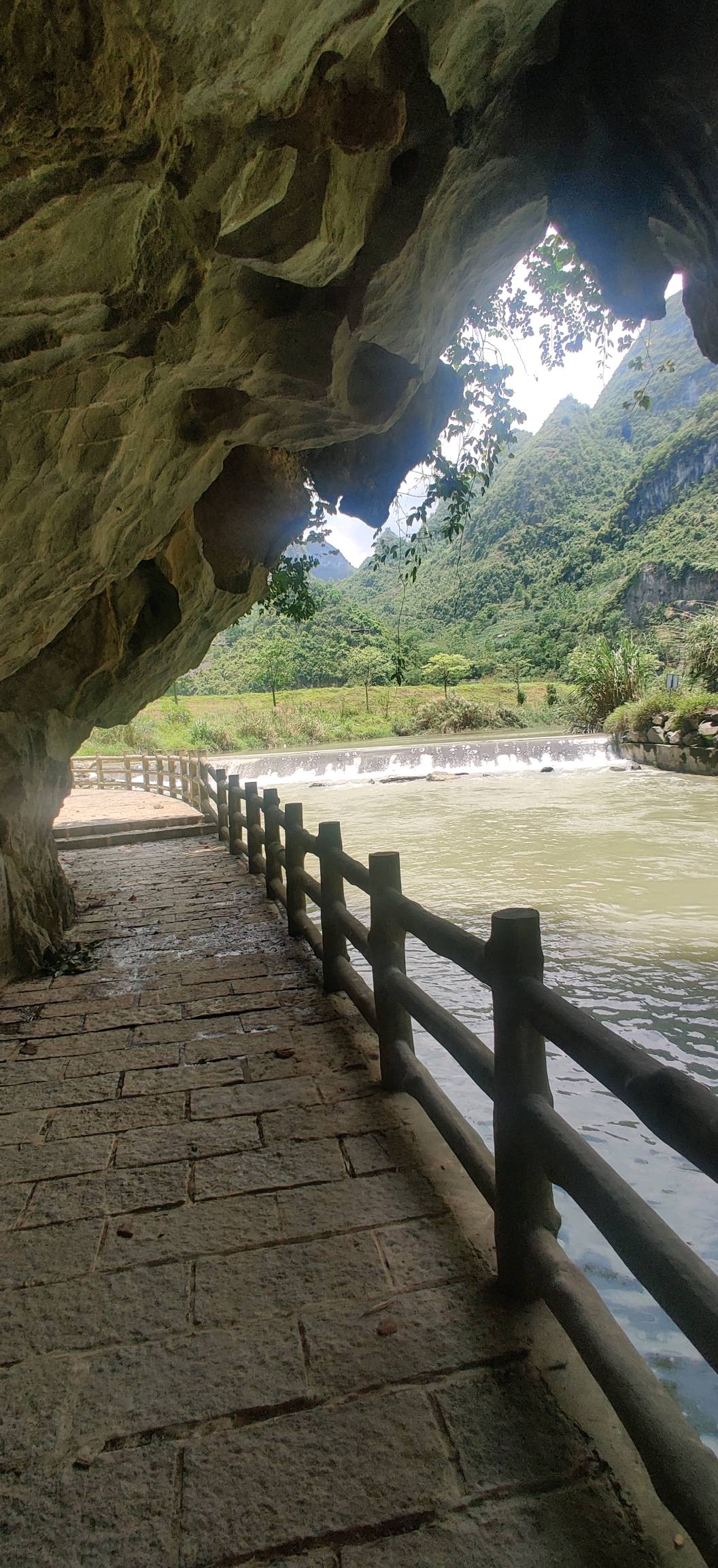 凤山八景洞明眸,冠脉丹霞辉壁遊.