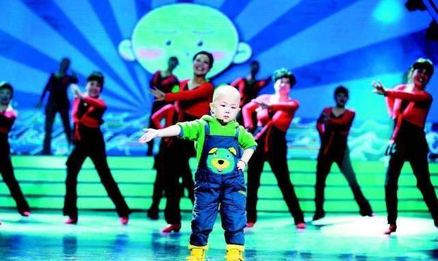 童星张峻豪五岁上春晚,年入百万养活全家,如今状况大不如前