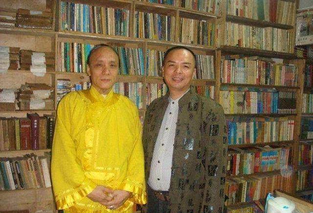 他号称是溥仪的堂弟,多尔衮的后人,天天留辫子,穿黄马褂!