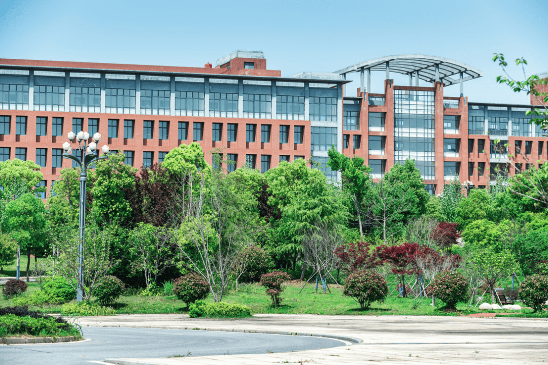 湖北商贸学院创办于1995年,2015年4月由湖北工业大学商贸学院转设而来