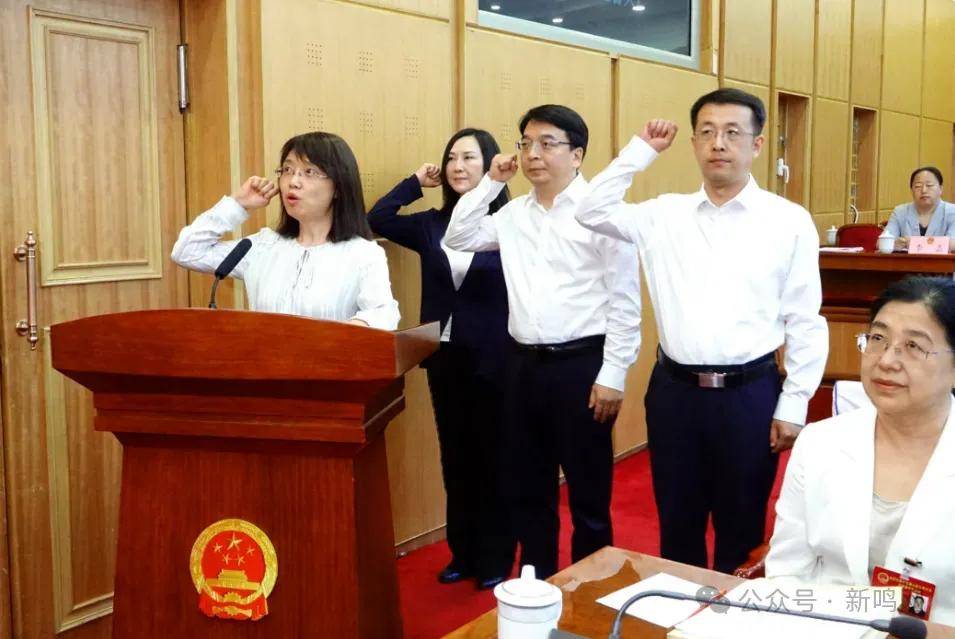 决定免去:胡建林的市人社局局长职务;张宝军的市住建局局长职务;杨昆