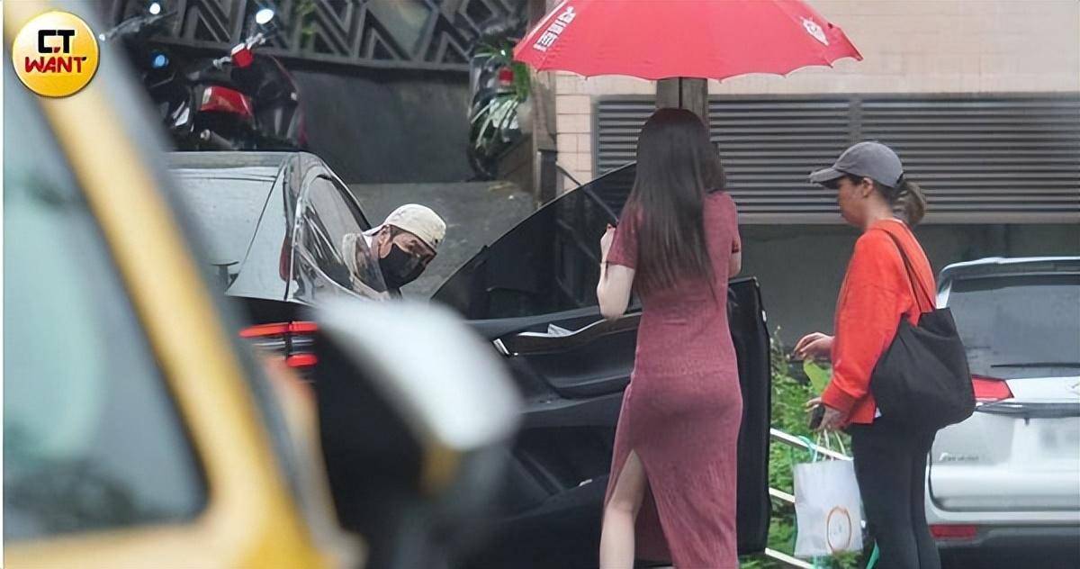 去年他陆续被拍到喝茫遇短发辣妹搭讪,还参加女星安于晴父亲的寿宴