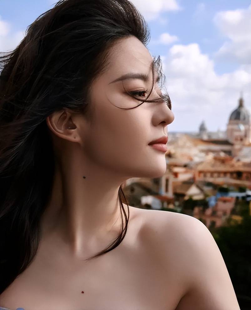 紫色镂空花朵裙, 刘亦菲一头卷发,公主范十足!