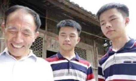 清洁工双胞胎儿子发奋自强,一个考上清华大学,一个考上北京大学