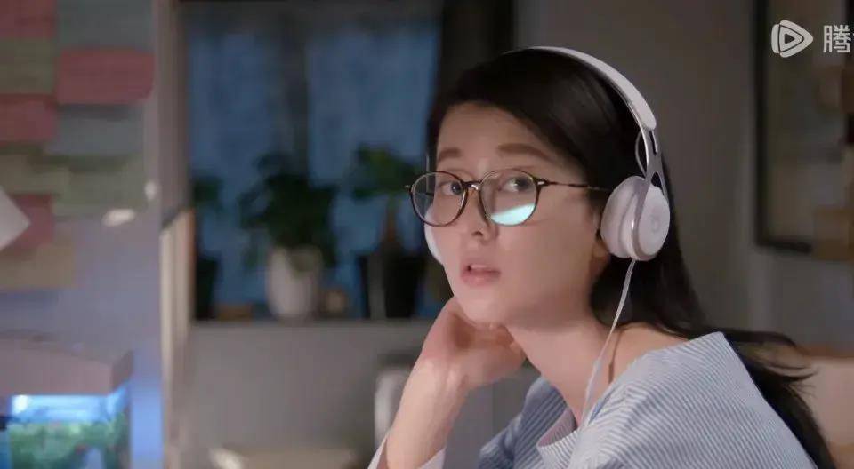 邱莹莹邀请应勤一起吃晚饭,他们选择了一家位于小巷中的廉价餐厅.